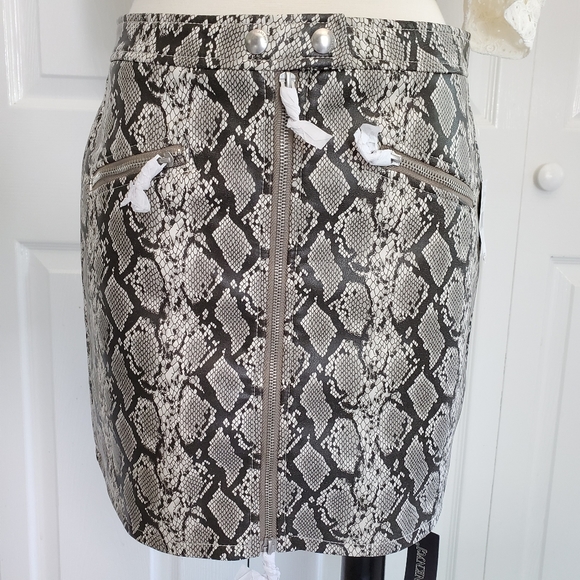 NWT Blank NYC Vegan Leather Snake Print Mini Skirt - Picture 2 of 7